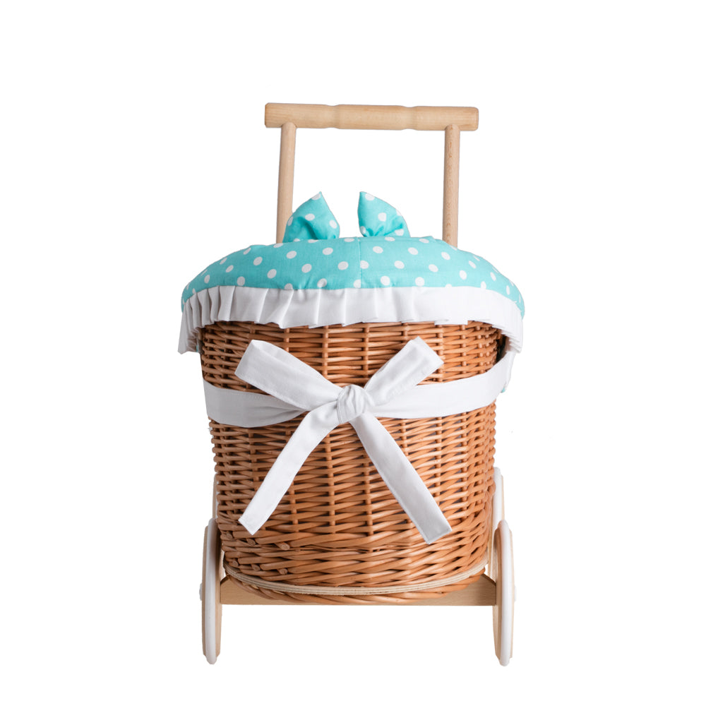 Luna wiklinowy wózek dla lalek z zielonym obszyciem, kołderką i poduszką TheWickerStories