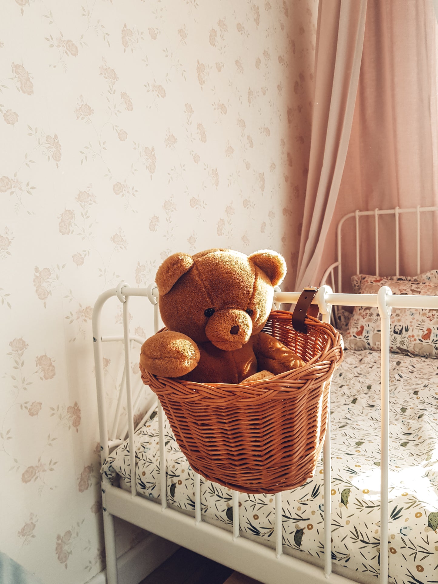 Paulus wiklinowy koszyczek rowerowy z paskami TheWickerStories