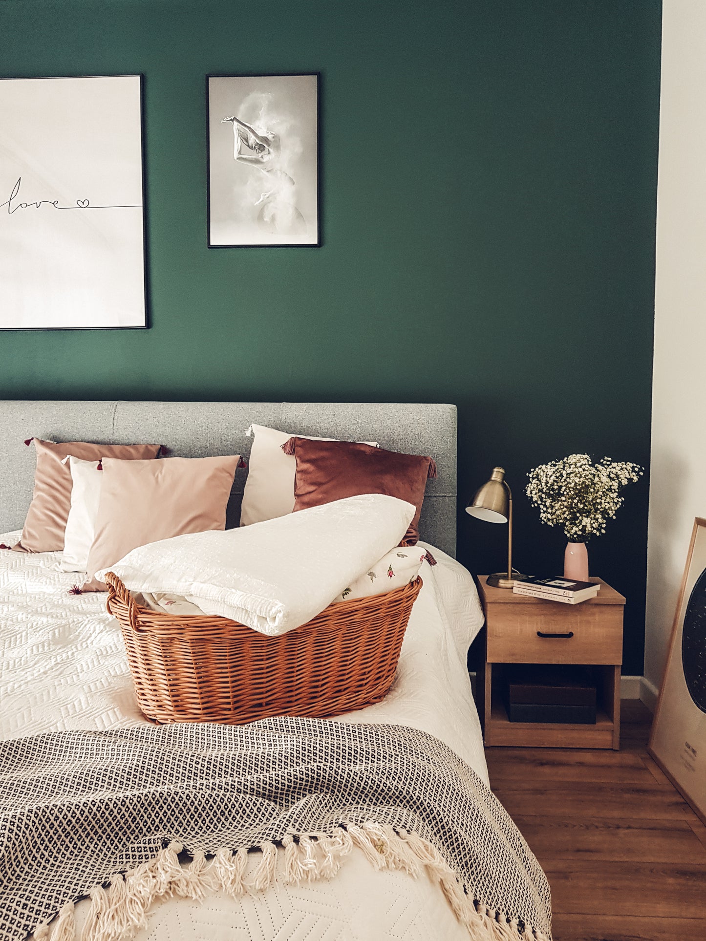 Milvus wiklinowy kosz z beżowym obszyciem i uchwytami TheWickerStories