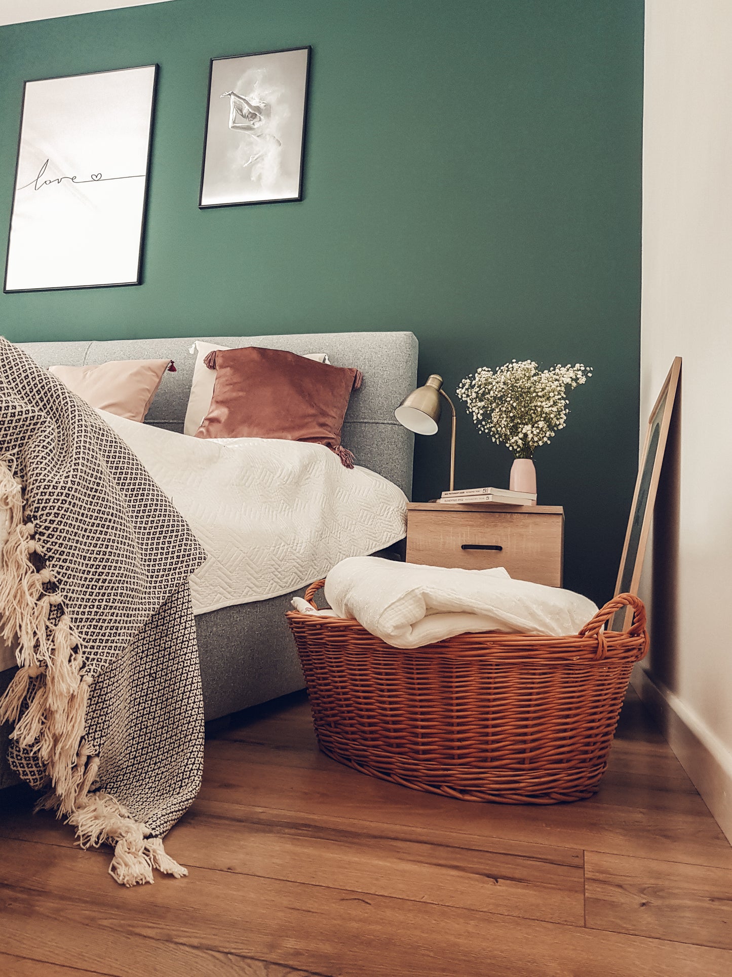 Milvus wiklinowy kosz z beżowym obszyciem i uchwytami TheWickerStories