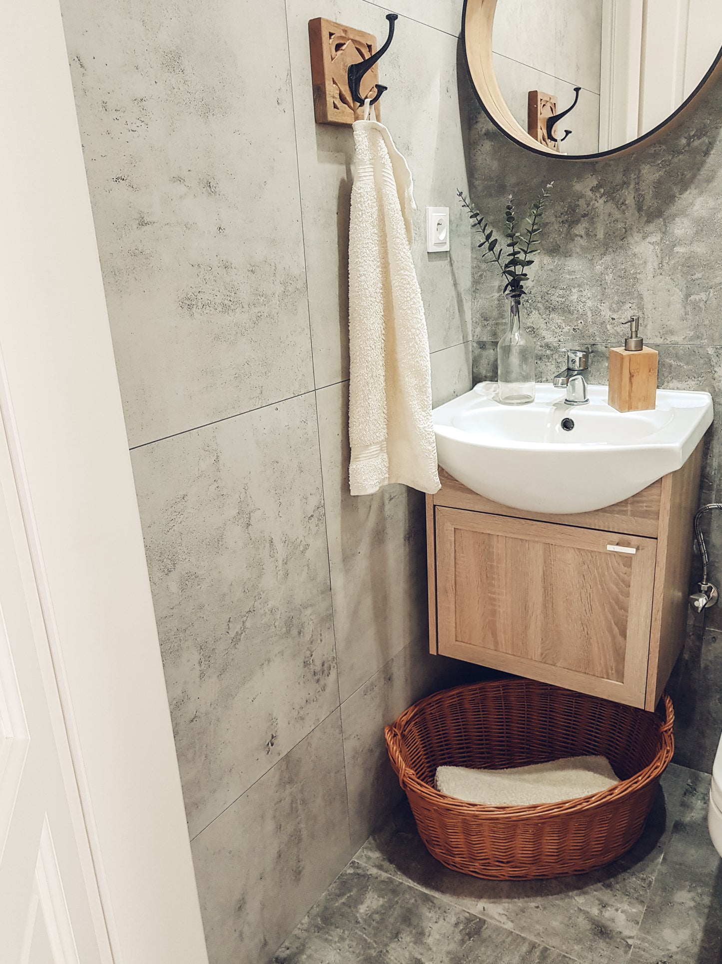 Milvus wiklinowy kosz z beżowym obszyciem i uchwytami TheWickerStories