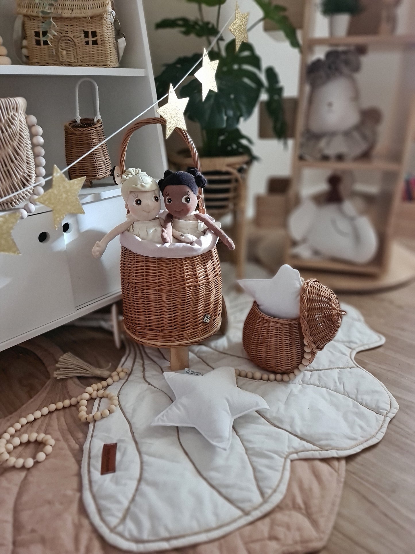 Luke wiklinowy wózek dla lalek z błękitnym obszyciem, z rączką i drewnianymi kołami TheWickerStories