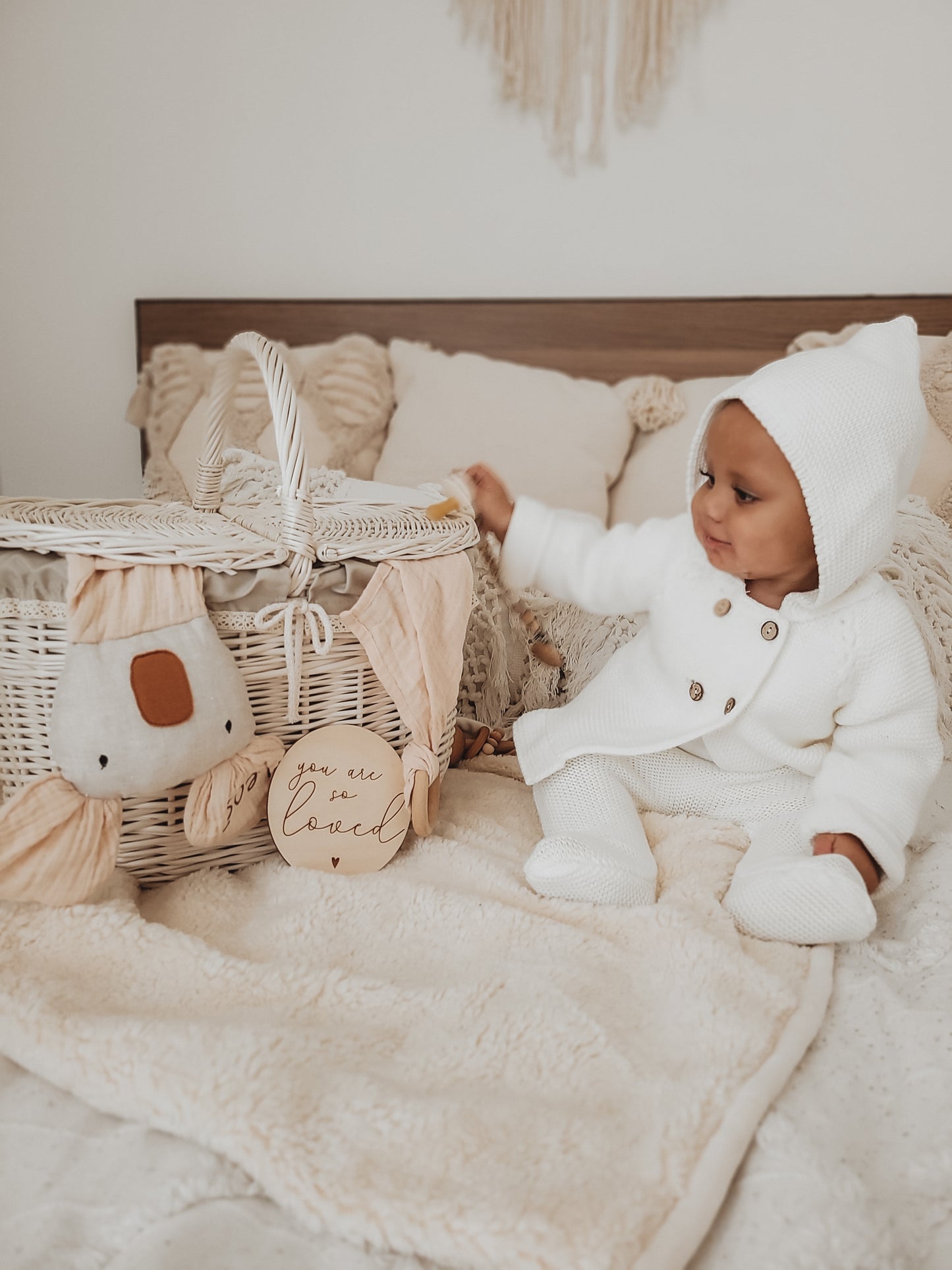 Kastalia wiklinowy koszyk piknikowy z beżowym obszyciem i wiekiem TheWickerStories