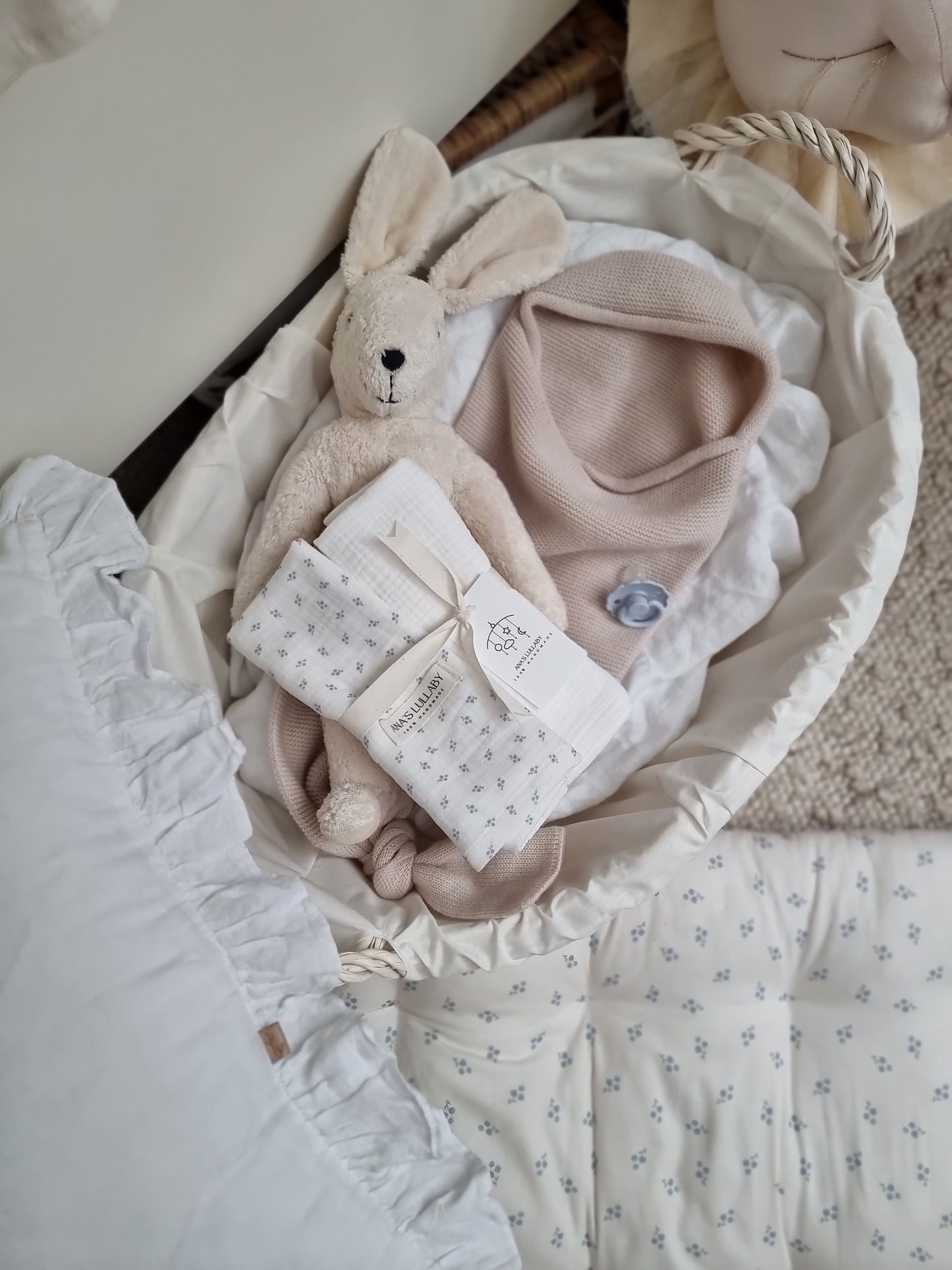 Milvus wiklinowy kosz z szarym obszyciem i uchwytami TheWickerStories