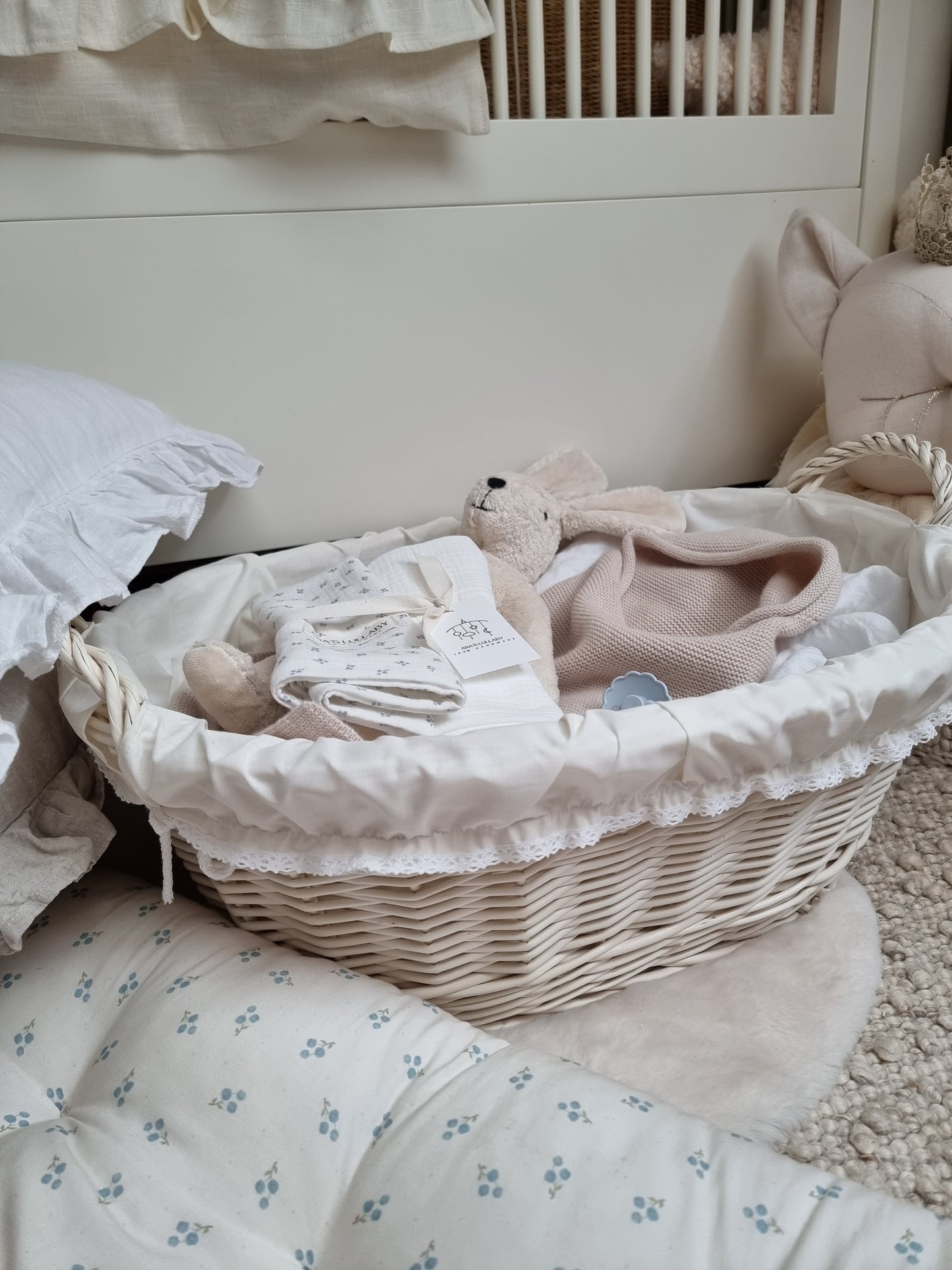 Milvus wiklinowy kosz z szarym obszyciem i uchwytami TheWickerStories