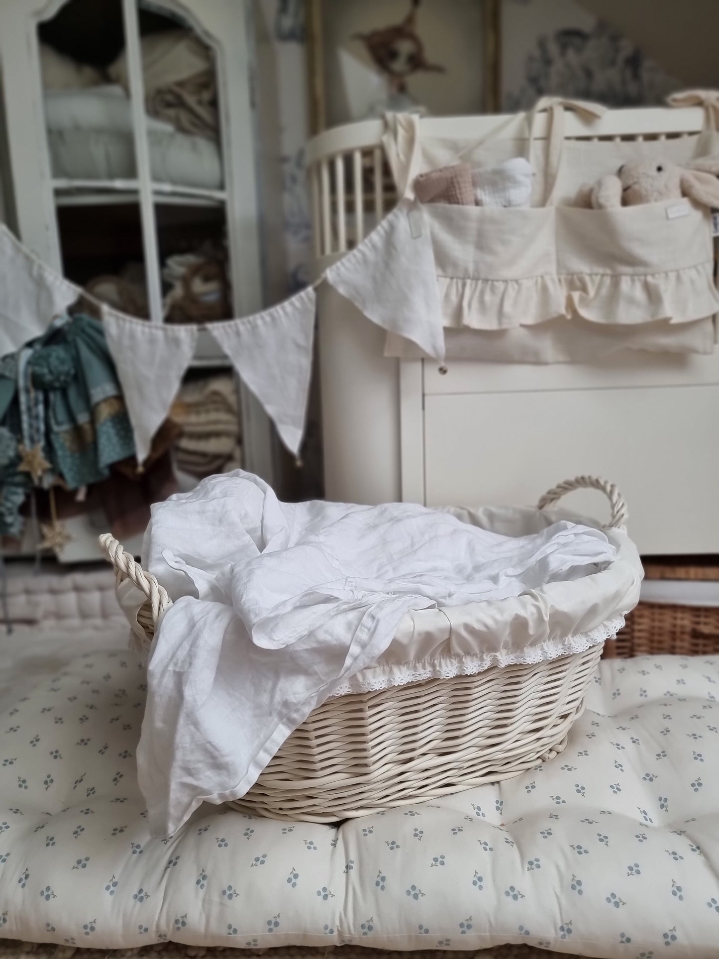 Milvus wiklinowy kosz z szarym obszyciem i uchwytami TheWickerStories