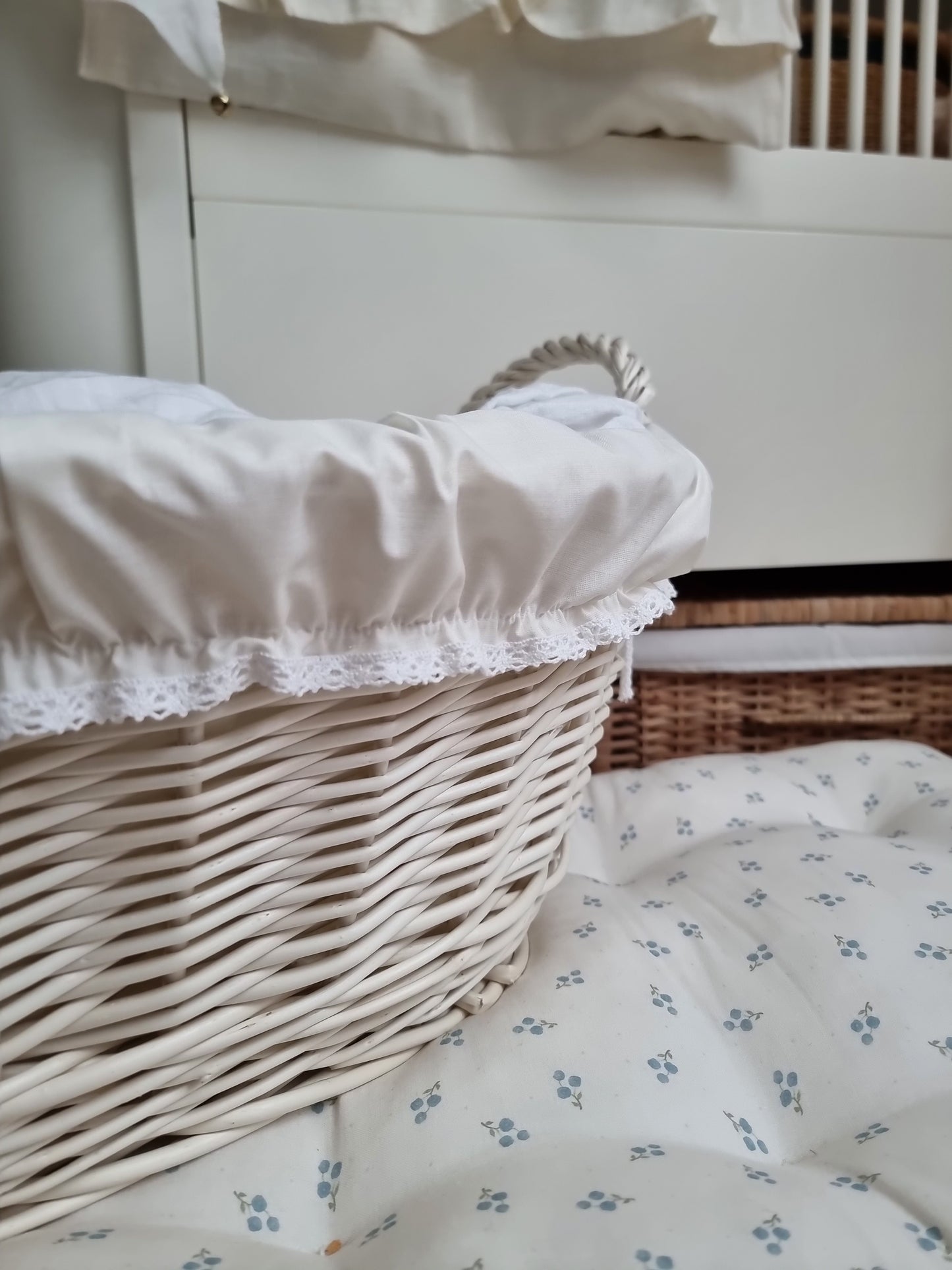 Milvus wiklinowy kosz z szarym obszyciem i uchwytami TheWickerStories