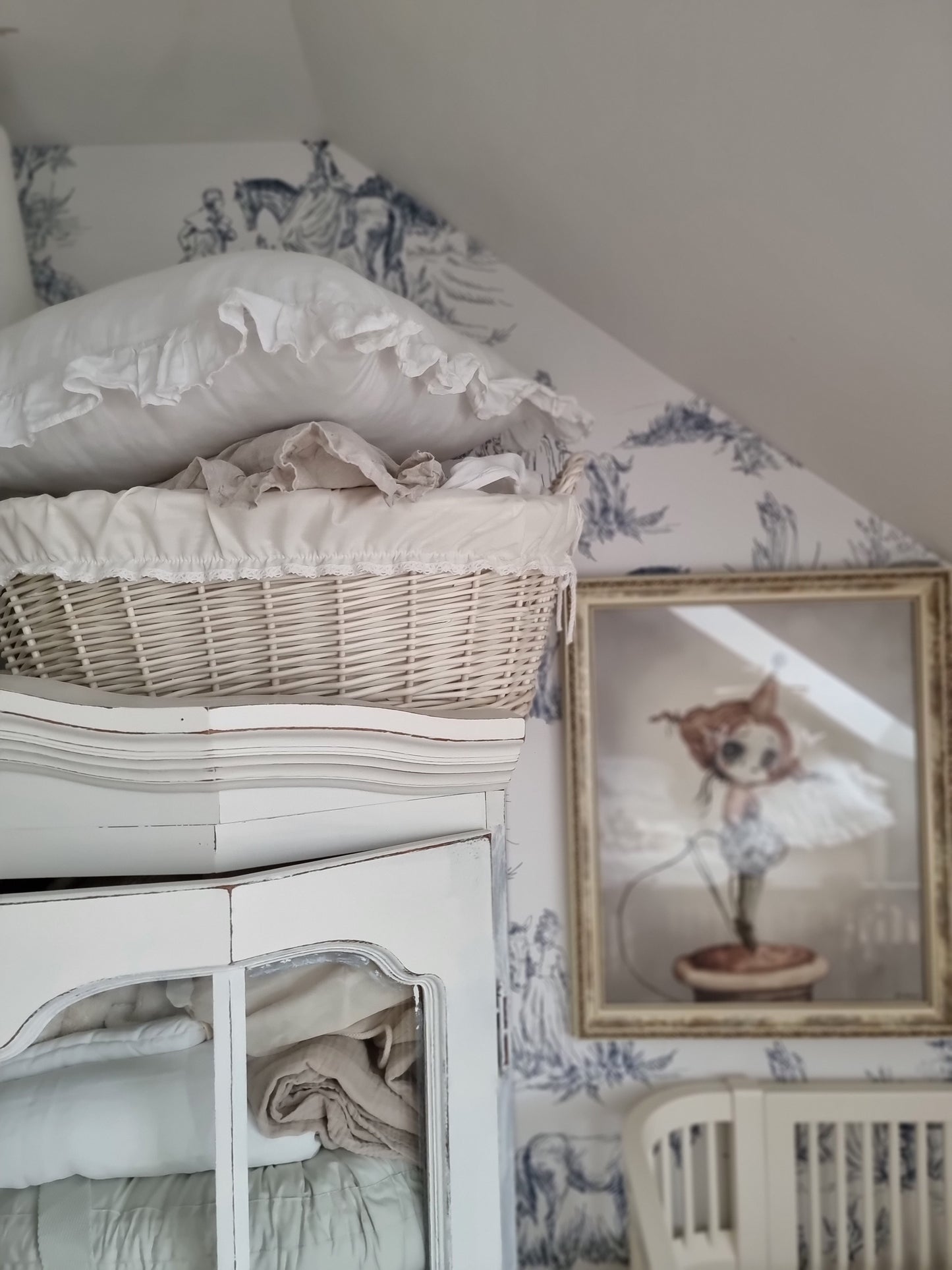 Milvus wiklinowy kosz z szarym obszyciem i uchwytami TheWickerStories