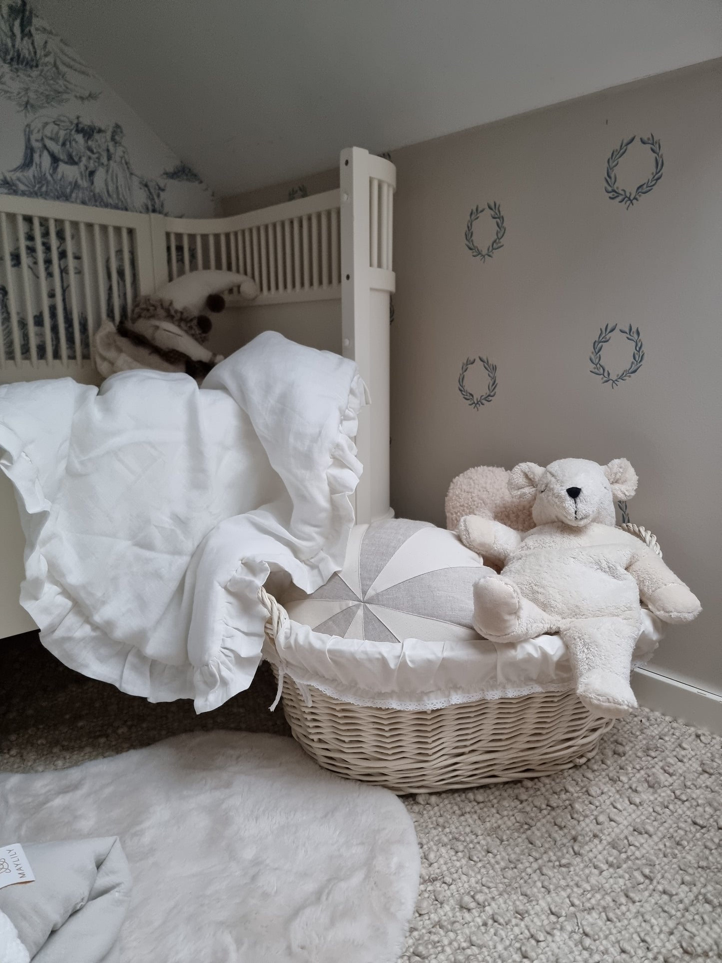 Milvus wiklinowy kosz z szarym obszyciem i uchwytami TheWickerStories