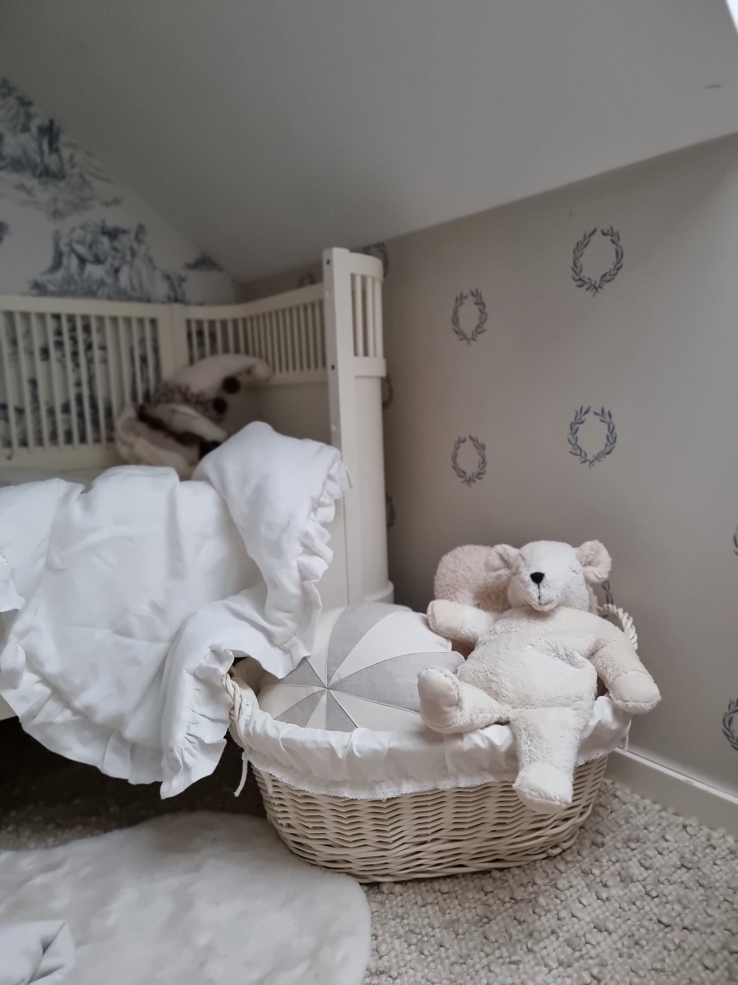 Milvus wiklinowy kosz z szarym obszyciem i uchwytami TheWickerStories