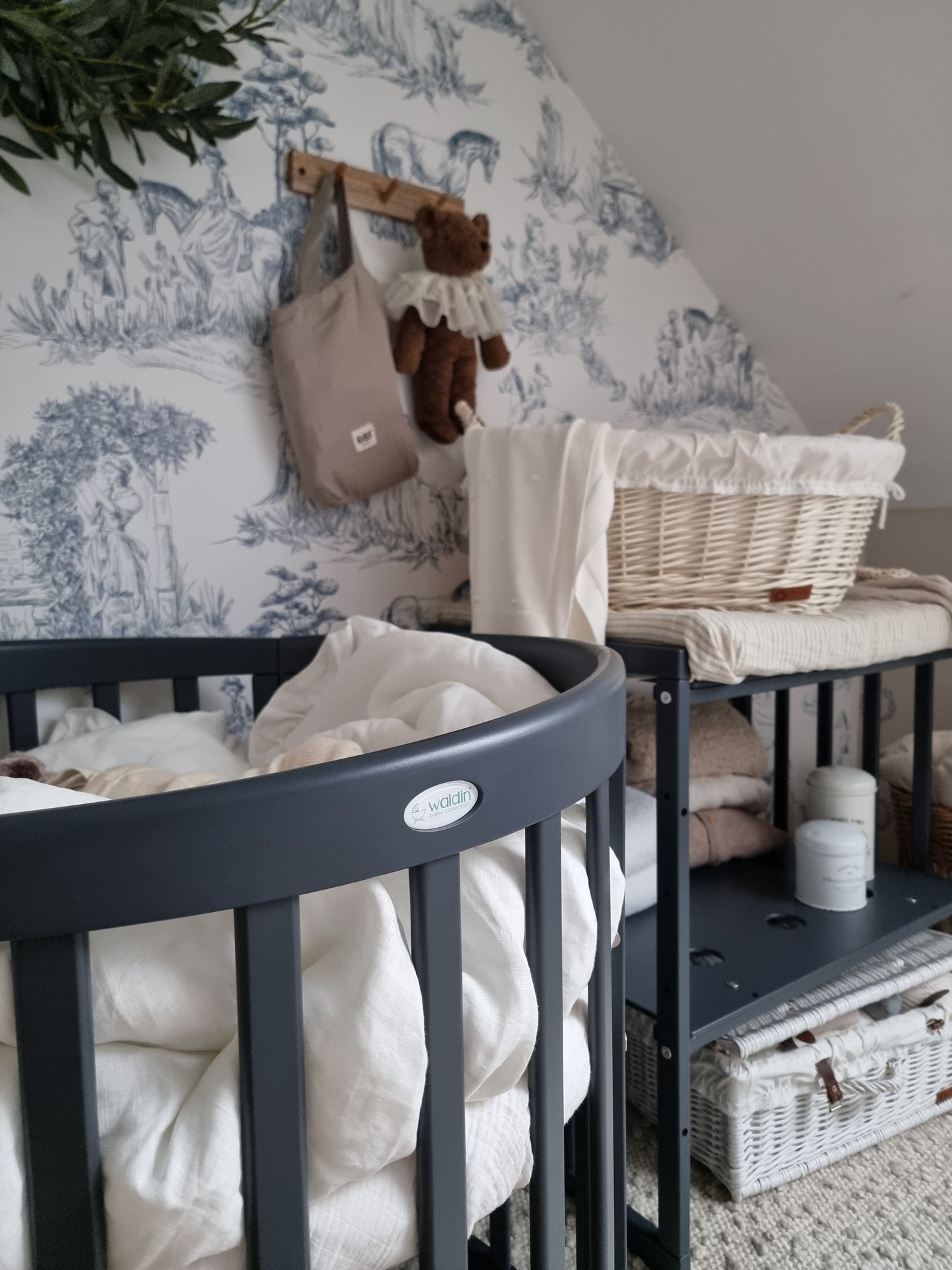 Milvus wiklinowy kosz z szarym obszyciem i uchwytami TheWickerStories