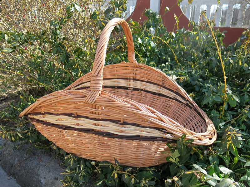 Fioren wiklinowy kosz na drewno kominkowe z rączką TheWickerStories