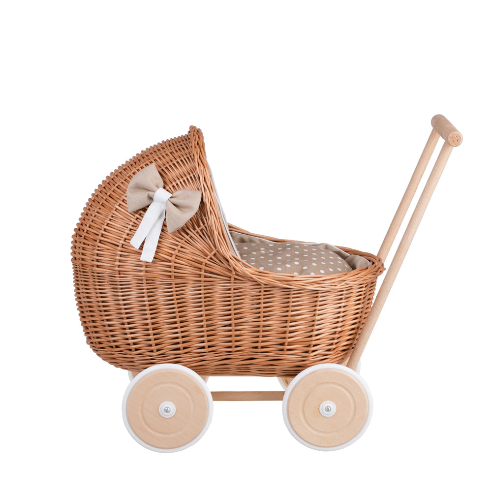 Lili wiklinowy wózek dla lalek z beżowym obszyciem, kołderką i poduszką TheWickerStories