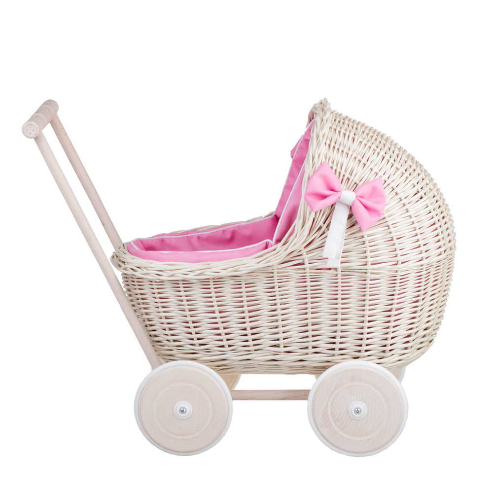 Lili wiklinowy wózek dla lalek z różowym obszyciem, kołderką i poduszką TheWickerStories