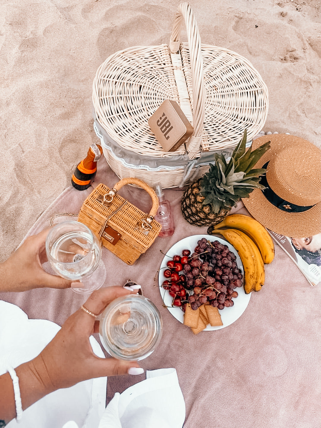 Kastalia wiklinowy koszyk piknikowy z beżowym obszyciem i wiekiem TheWickerStories