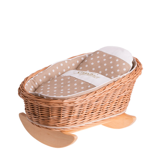 Mimi wiklinowa kołyska dla lalek z personalizacją, beżowym obszyciem, poduszką i kołderką TheWickerStories
