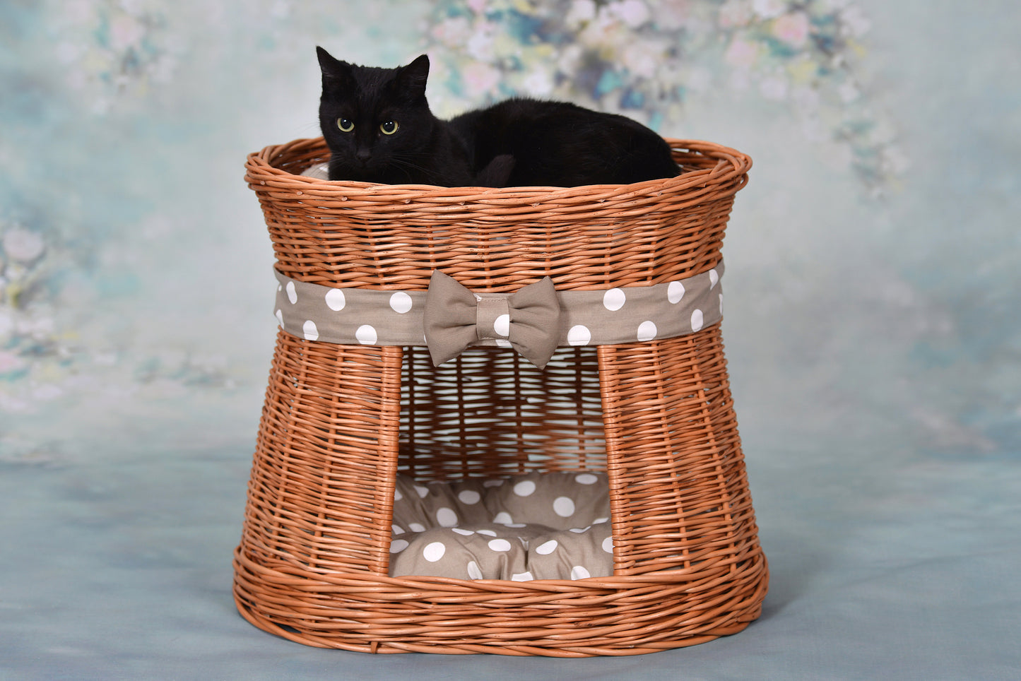 Erif wiklinowy domek dla kota z beżowymi poduszkami, dwie kondygnacje, z kokardą TheWickerStories