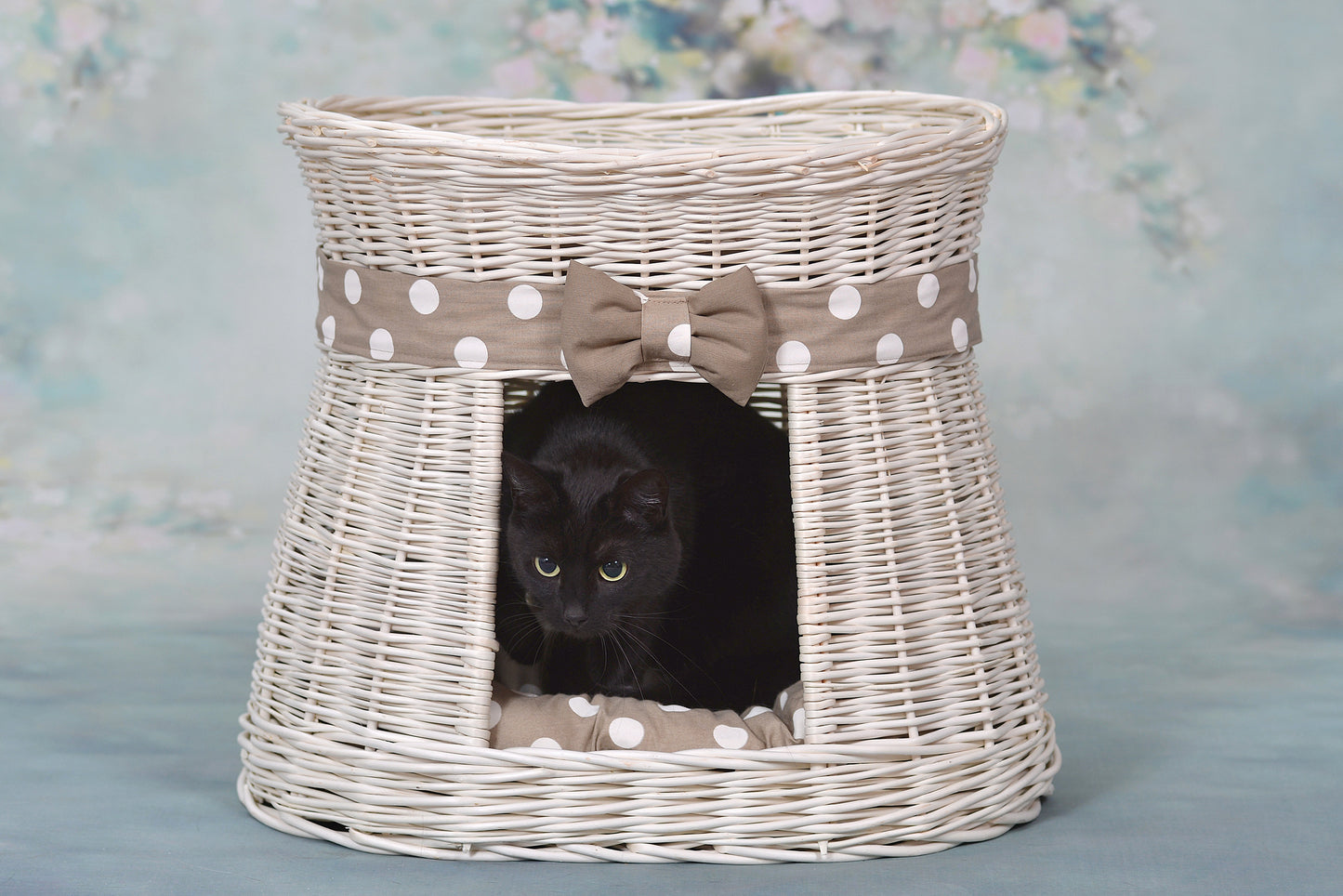 Erif wiklinowy domek dla kota z beżowymi poduszkami, dwie kondygnacje, z kokardą TheWickerStories