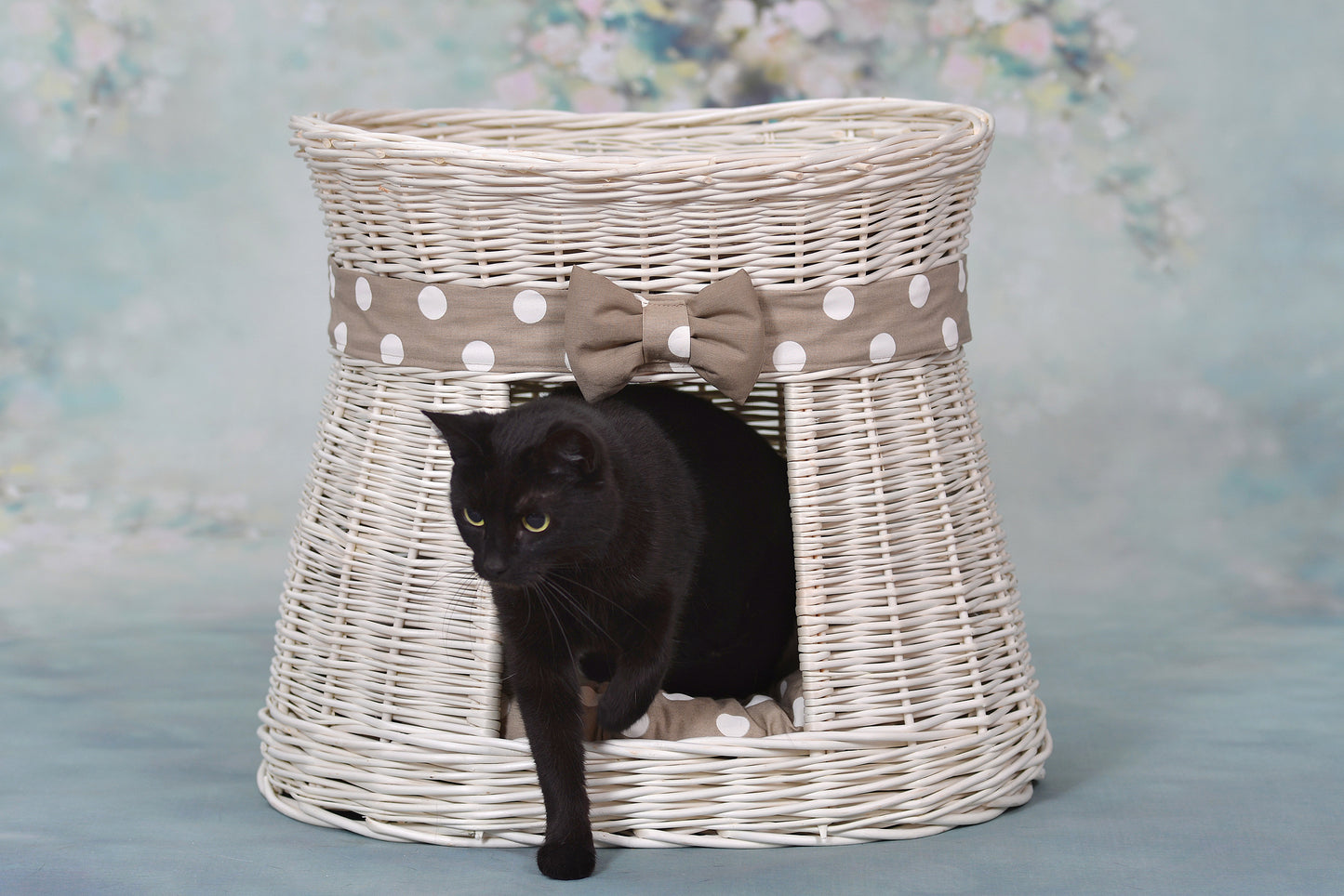Erif wiklinowy domek dla kota z beżowymi poduszkami, dwie kondygnacje, z kokardą TheWickerStories