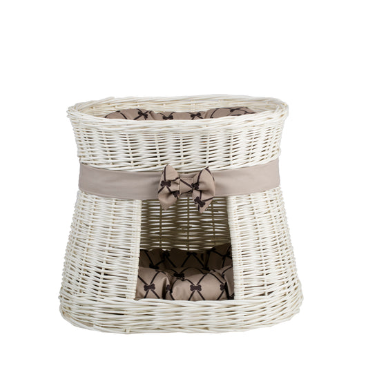 Erif wiklinowy domek dla kota z dwoma poziomami, z beżowymi poduszkami i kokardą TheWickerStories