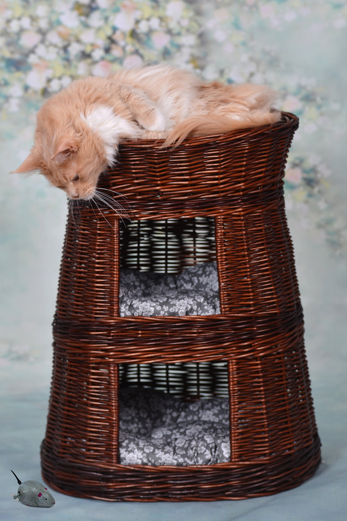 Elnoria wiklinowy kosz dla kota z szarymi poduszkami, trzy poziomy TheWickerStories