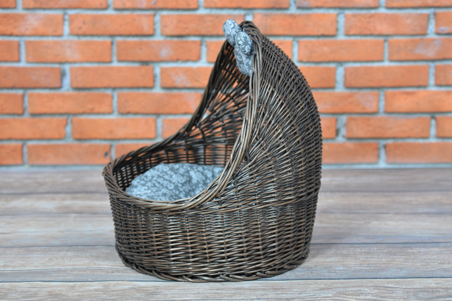 Elsa wiklinowy koszyk legowisko dla zwierząt z szarą poduszką i kością TheWickerStories