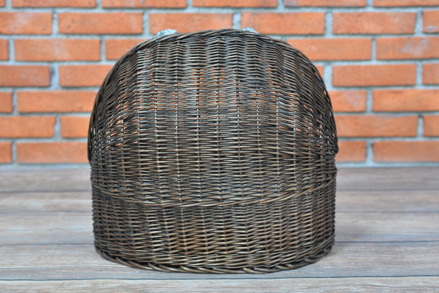 Elsa wiklinowy koszyk legowisko dla zwierząt z szarą poduszką i kością TheWickerStories