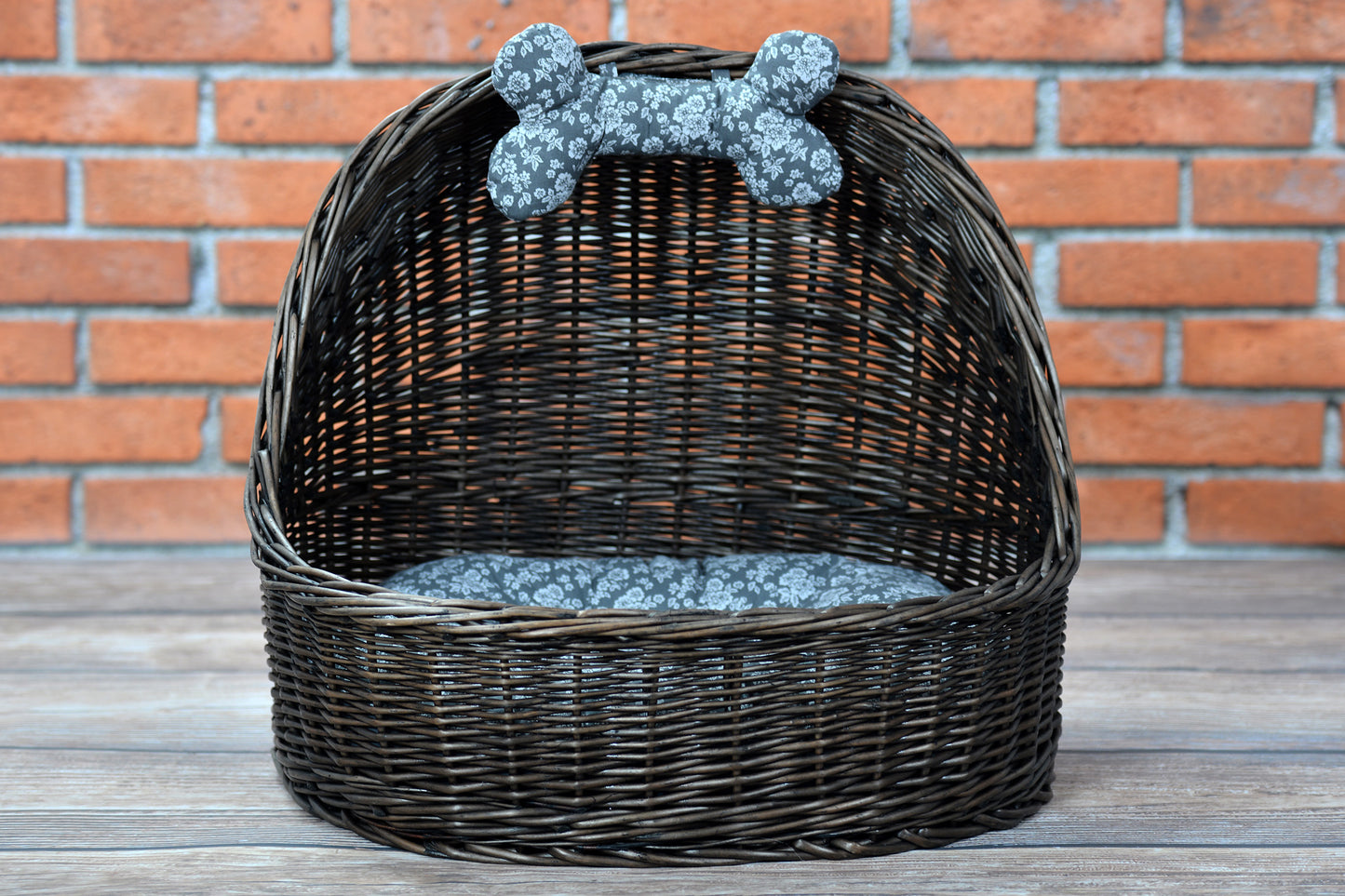 Elsa wiklinowy koszyk legowisko dla zwierząt z szarą poduszką i kością TheWickerStories
