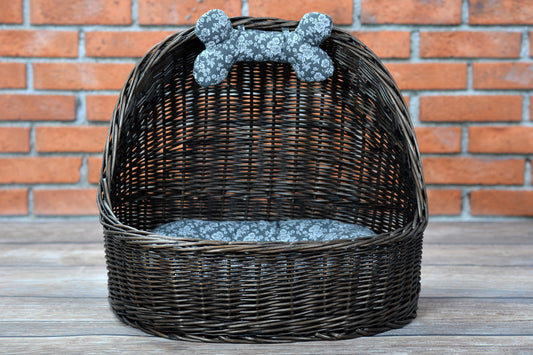 Elsa wiklinowy koszyk legowisko dla zwierząt z szarą poduszką i kością TheWickerStories