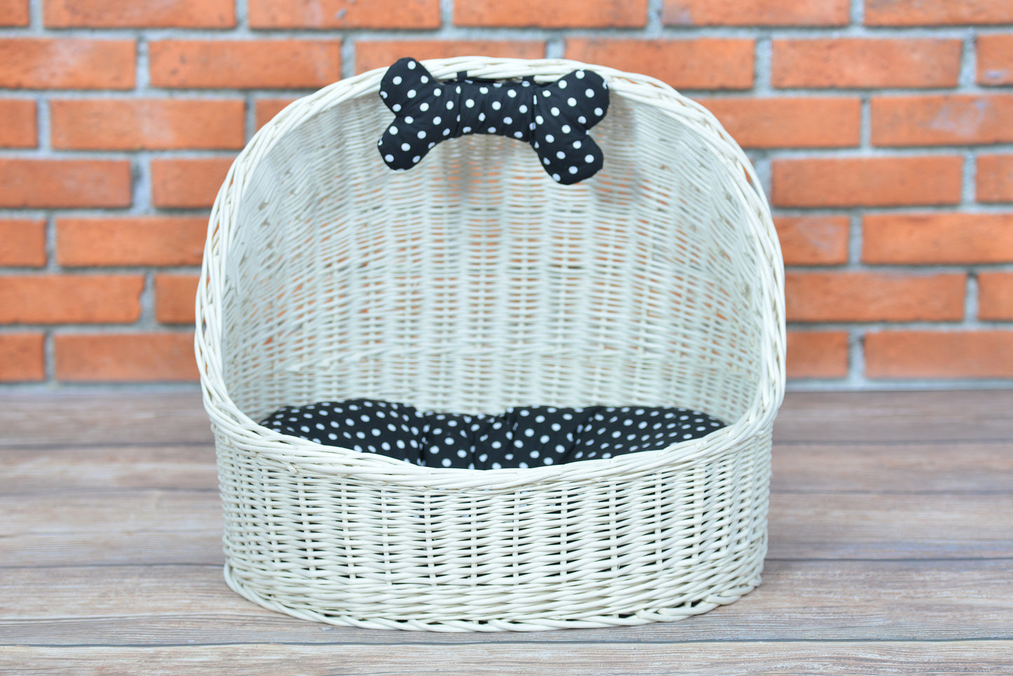 Elsa wiklinowy koszyk legowisko dla zwierząt z czarną poduszką i kokardą TheWickerStories