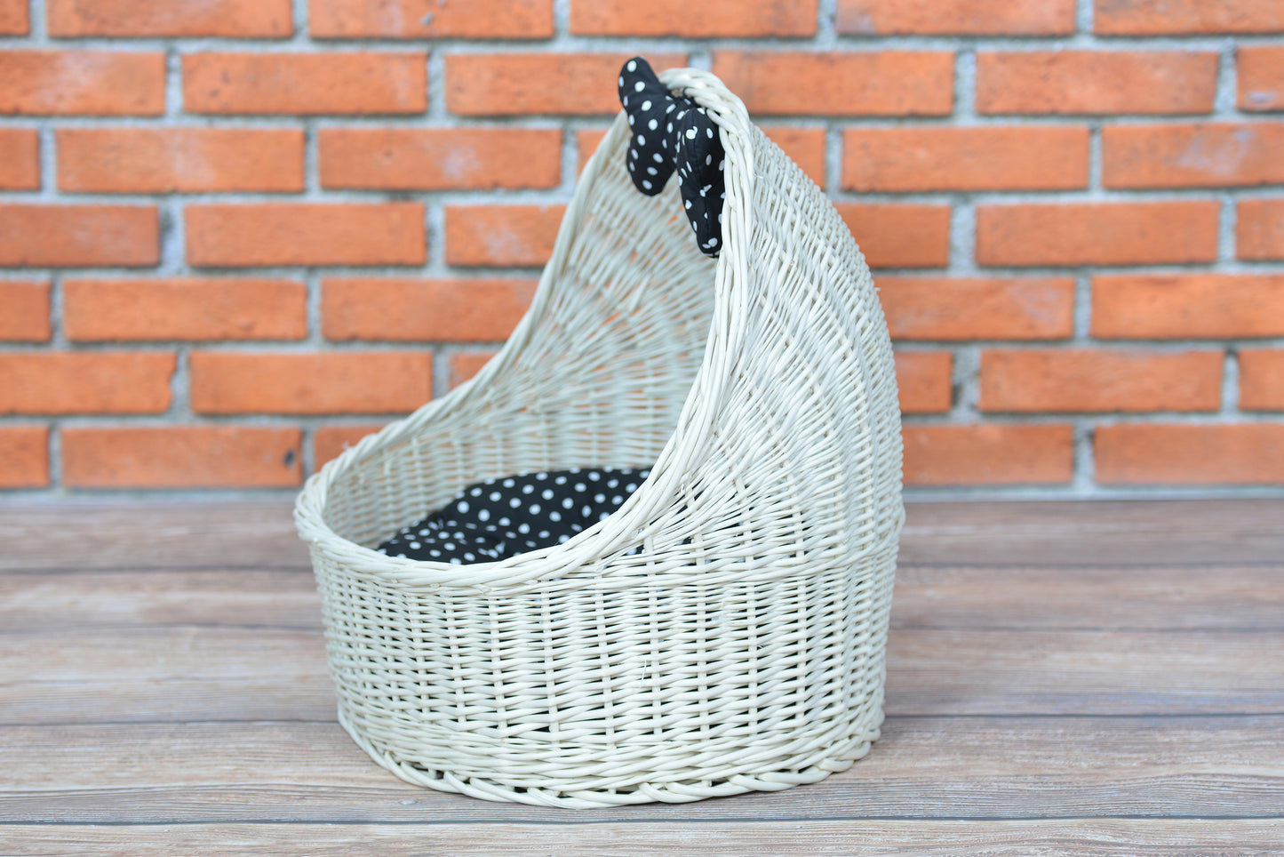 Elsa wiklinowy koszyk legowisko dla zwierząt z czarną poduszką i kokardą TheWickerStories