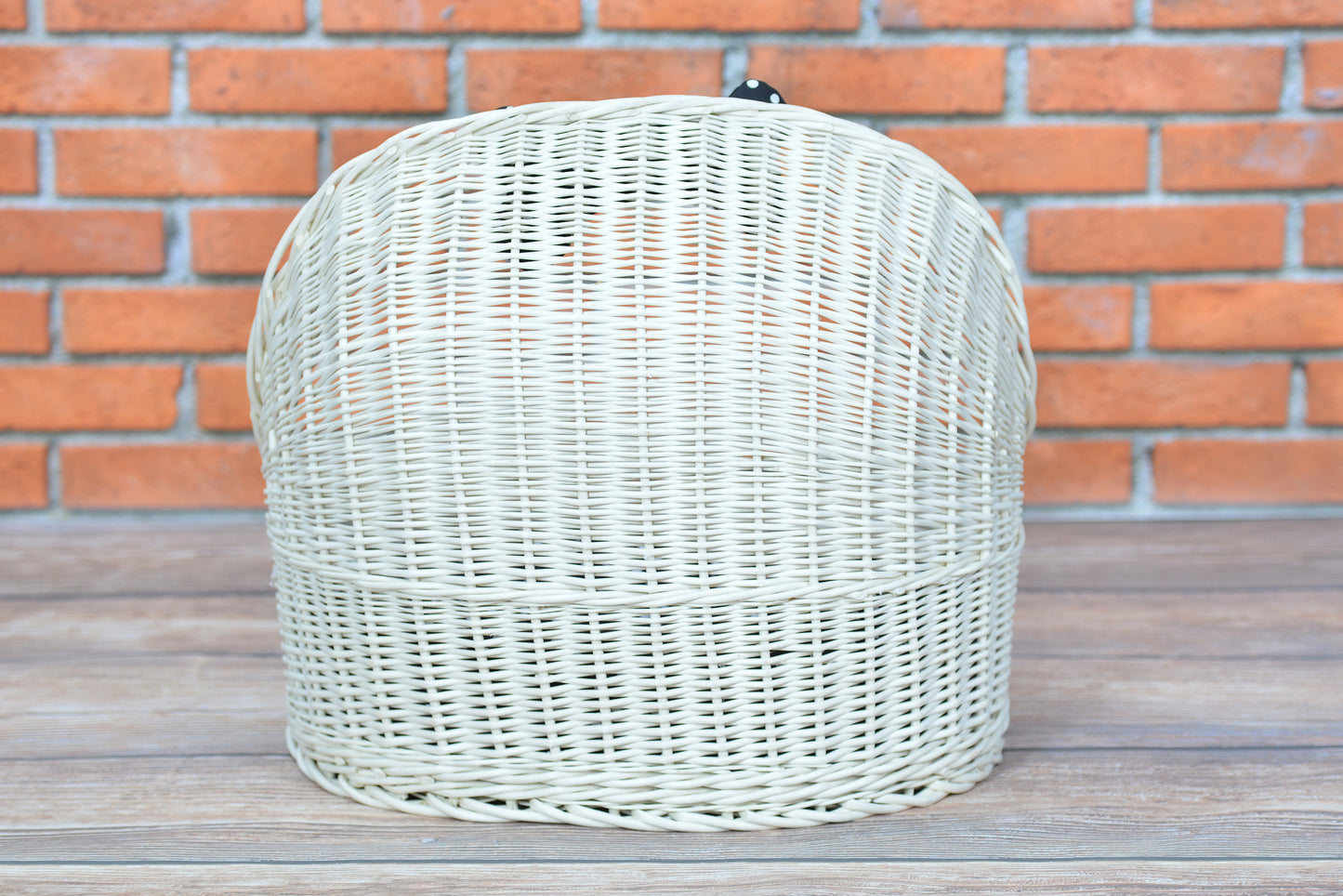 Elsa wiklinowy koszyk legowisko dla zwierząt z czarną poduszką i kokardą TheWickerStories