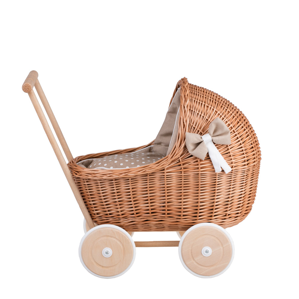 Lili wiklinowy wózek dla lalek z beżowym obszyciem, kołderką i poduszką TheWickerStories
