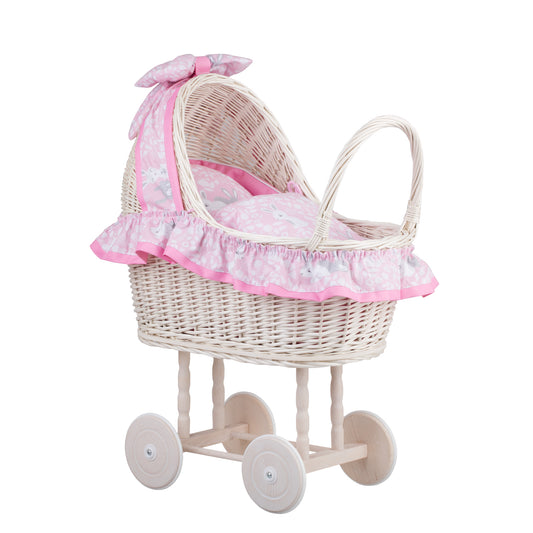 Lulu wiklinowy wózek dla lalek z różowym obszyciem, kołderką i poduszką TheWickerStories
