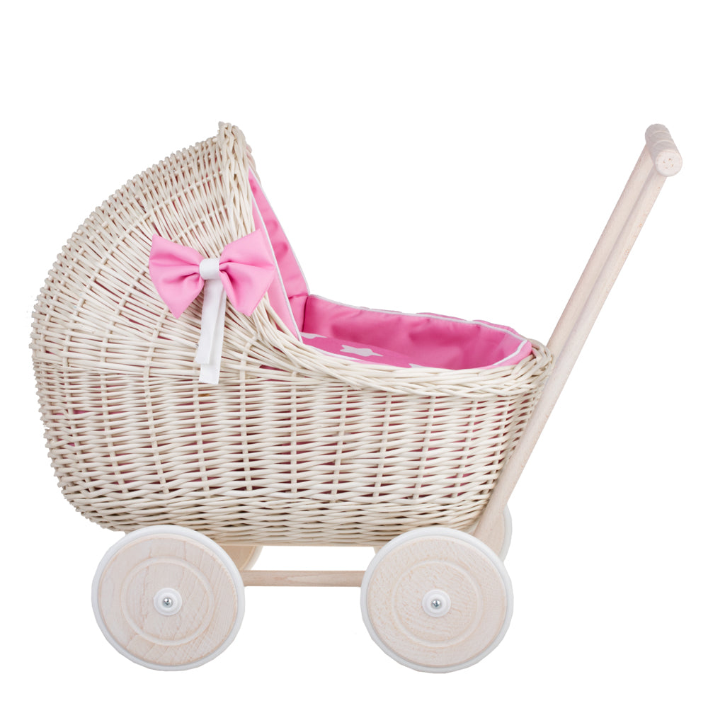 Lili wiklinowy wózek dla lalek z różowym obszyciem, kołderką i poduszką TheWickerStories