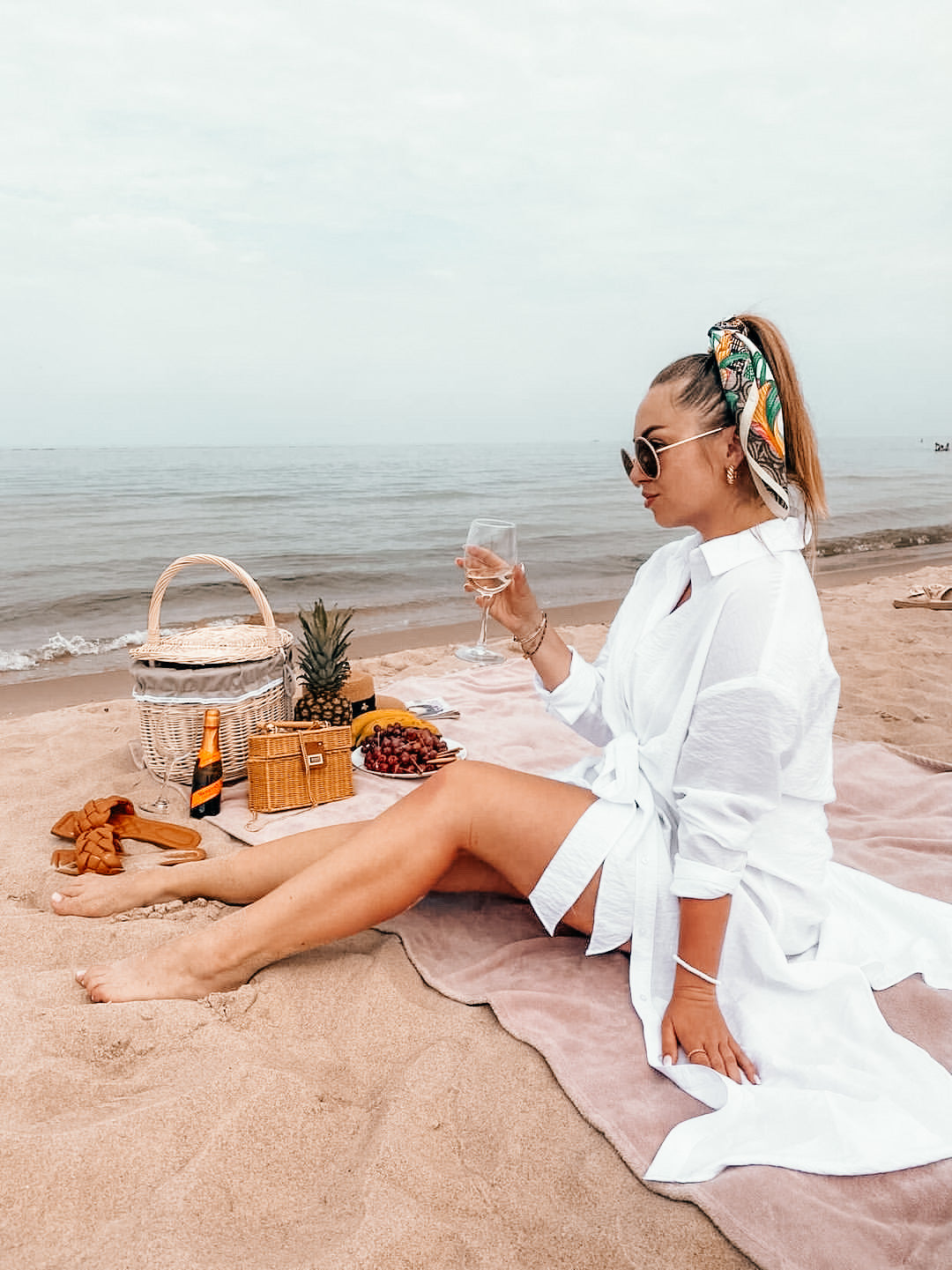 Kastalia wiklinowy koszyk piknikowy z beżowym obszyciem i wiekiem TheWickerStories