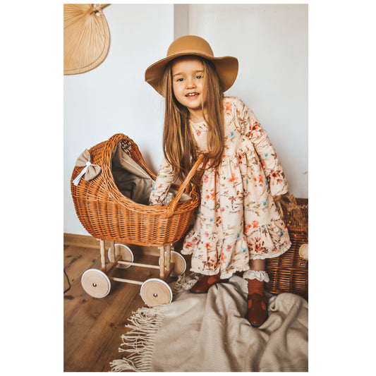 Lena wiklinowy wózek dla lalek z beżowym obszyciem, kołderką i poduszką TheWickerStories