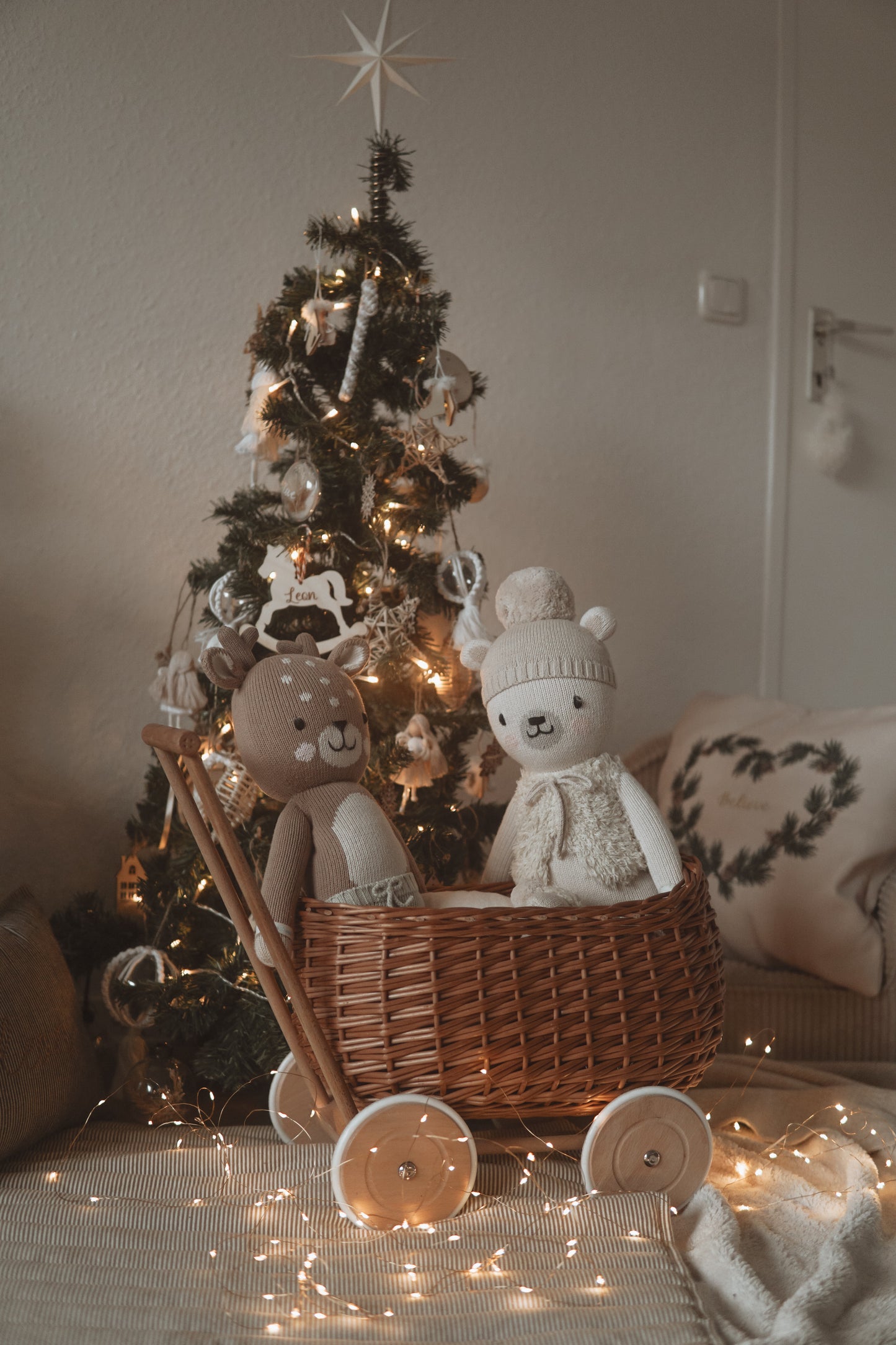 Luke wiklinowy wózek pchacz z beżowym obszyciem TheWickerStories