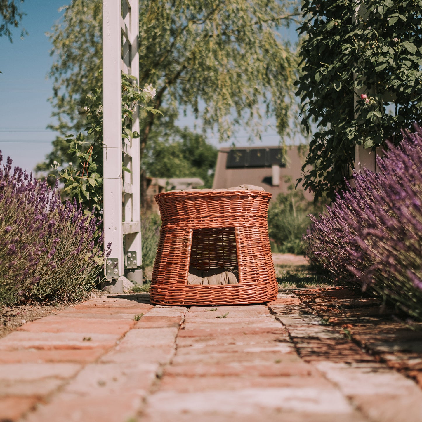 Erif wiklinowy domek dla kota z dwiema kondygnacjami i beżowymi poduszkami TheWickerStories