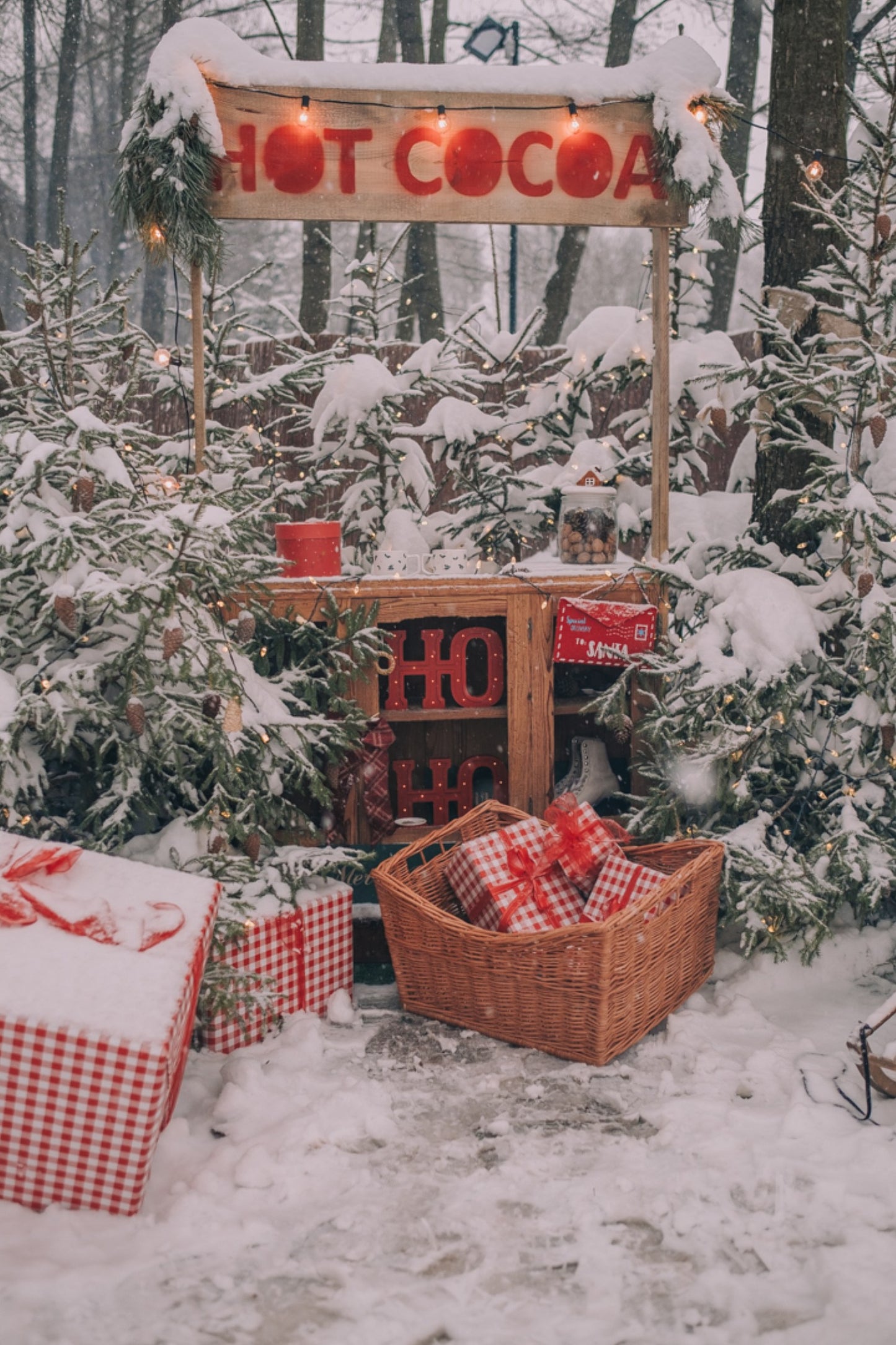 Felloria wiklinowy kosz na drewno kominkowe z uchwytami TheWickerStories