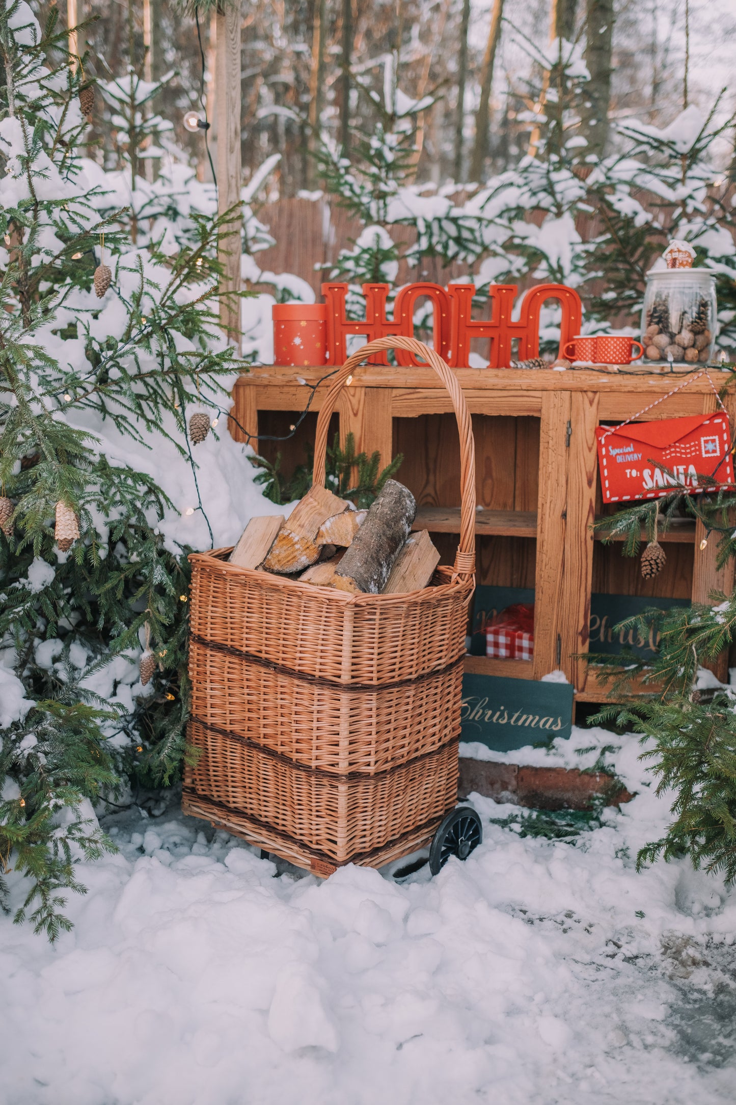 Solette wiklinowy kosz kominkowy z kółkami i rączką TheWickerStories