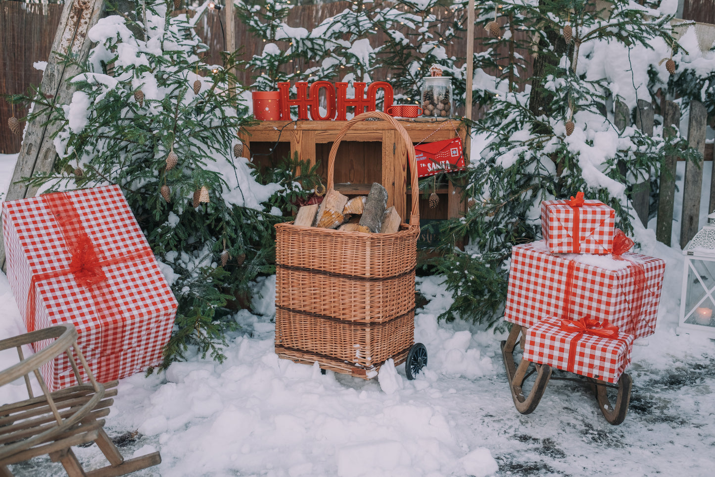 Solette wiklinowy kosz kominkowy z kółkami i rączką TheWickerStories