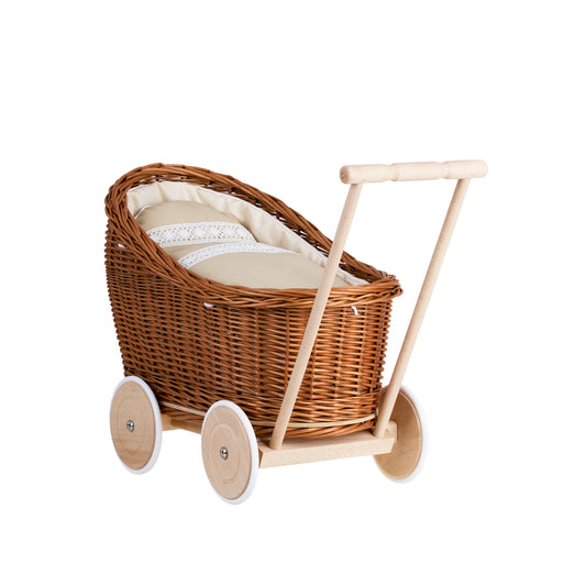 Luna wiklinowy wózek dla lalek z beżowym obszyciem, kołderką i poduszką TheWickerStories