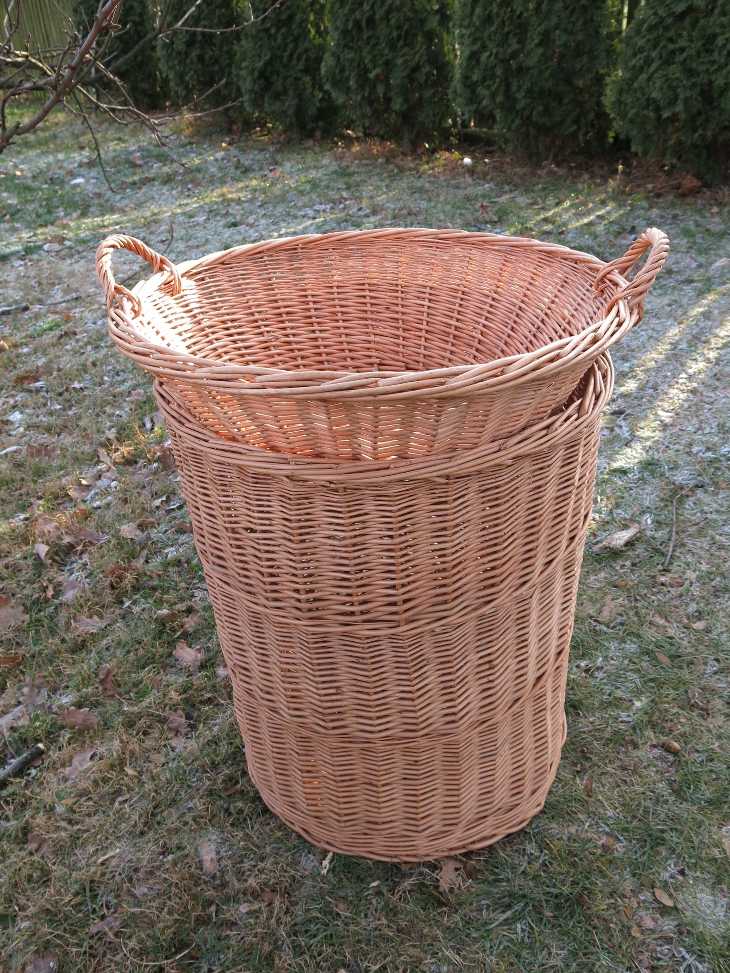 Turina wiklinowy kosz z misą i uchwytami TheWickerStories