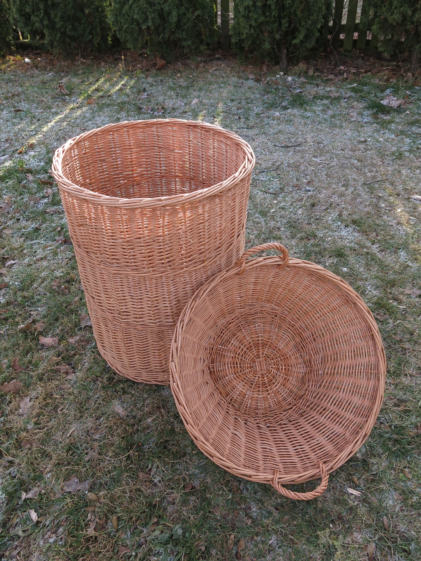 Turina wiklinowy kosz z misą i uchwytami TheWickerStories