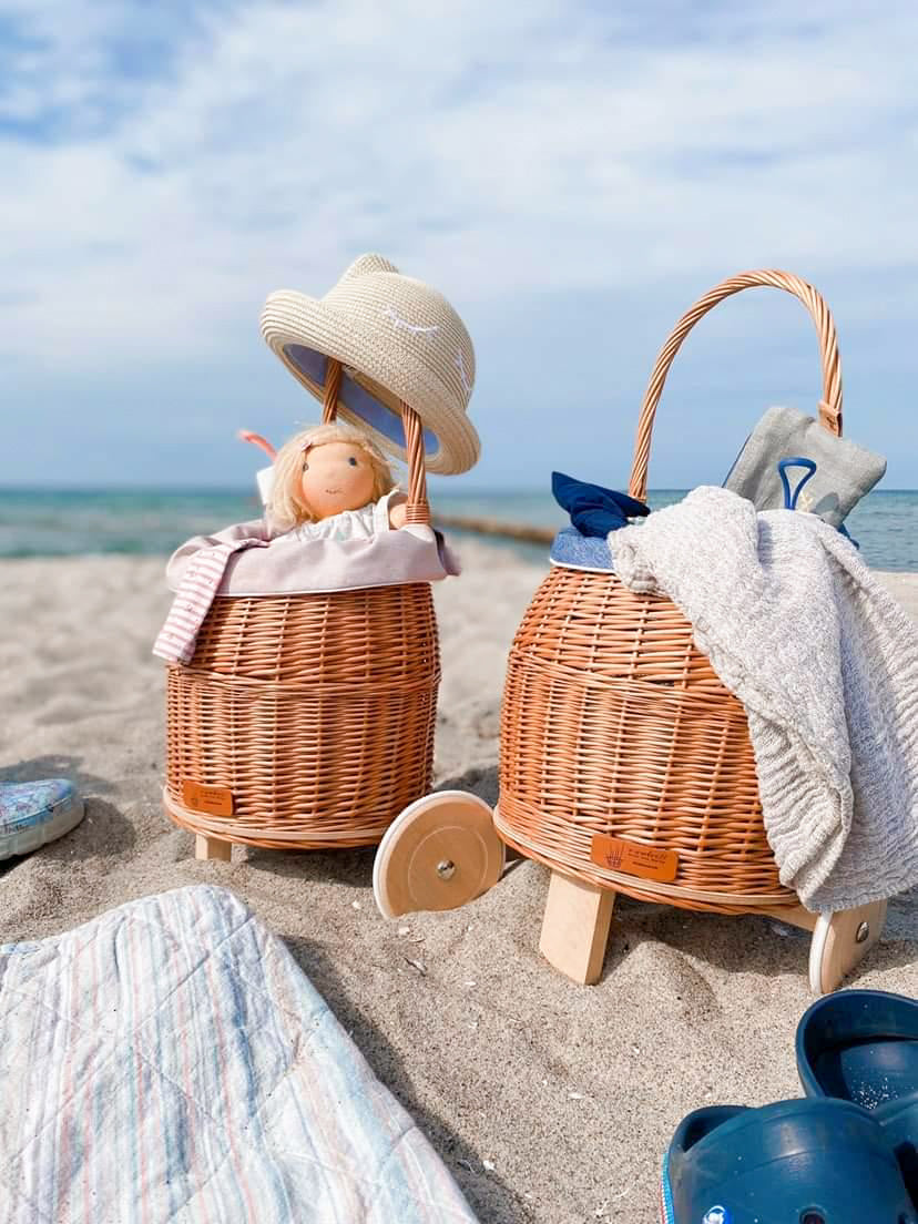 Luke wiklinowy wózek dla dzieci z niebieskim obszyciem, z rączką i drewnianymi kołami TheWickerStories