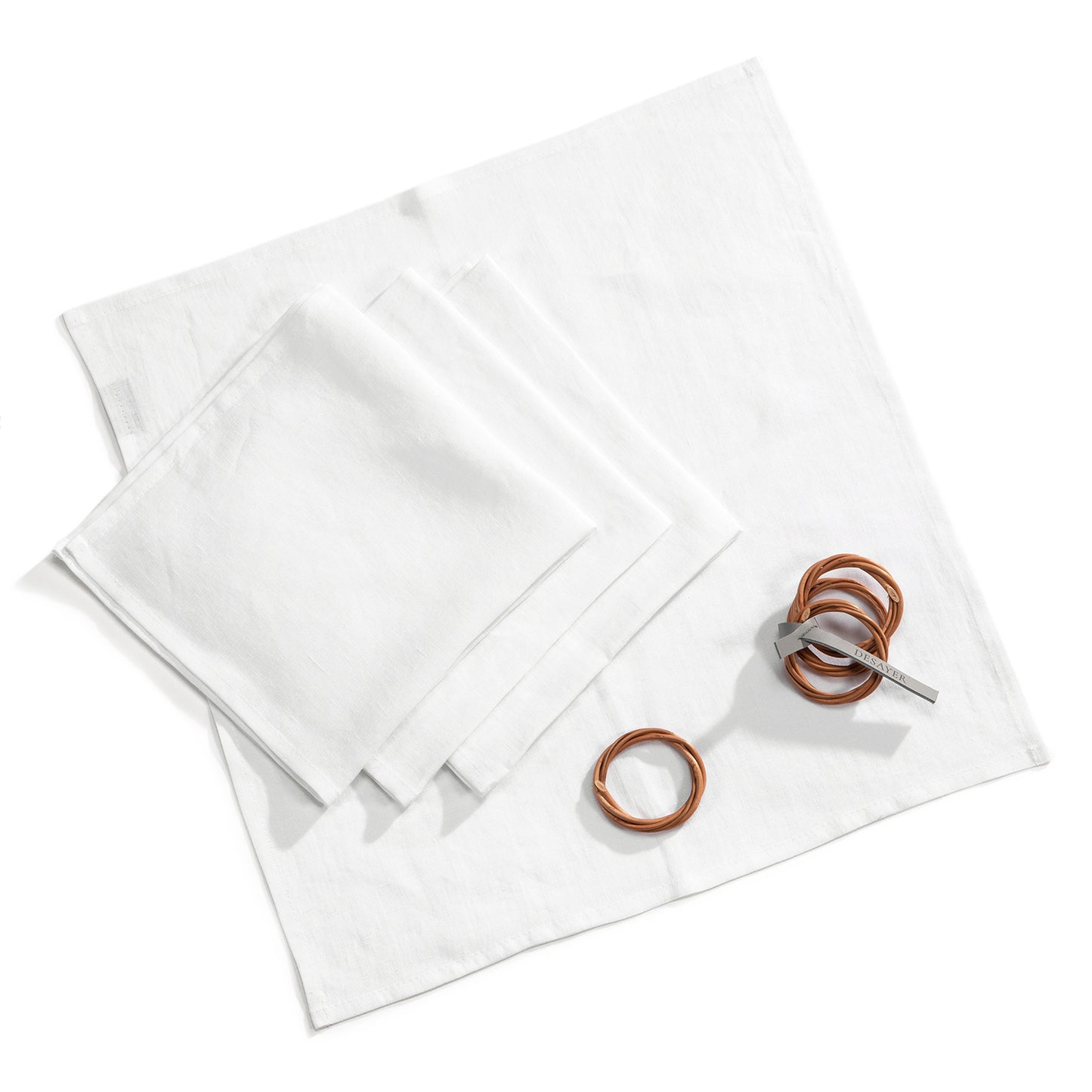 Amira wiklinowy pierścień na serwetki do stołu z białymi lnianymi serwetkami, zestaw 4 szt. TheWickerStories