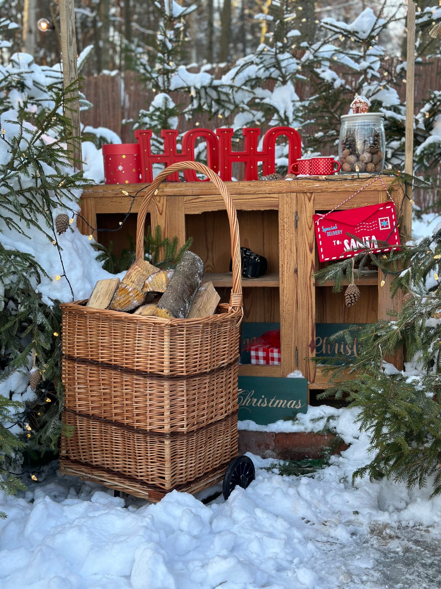 Solette wiklinowy kosz kominkowy z kółkami, rączką i wiekiem TheWickerStories