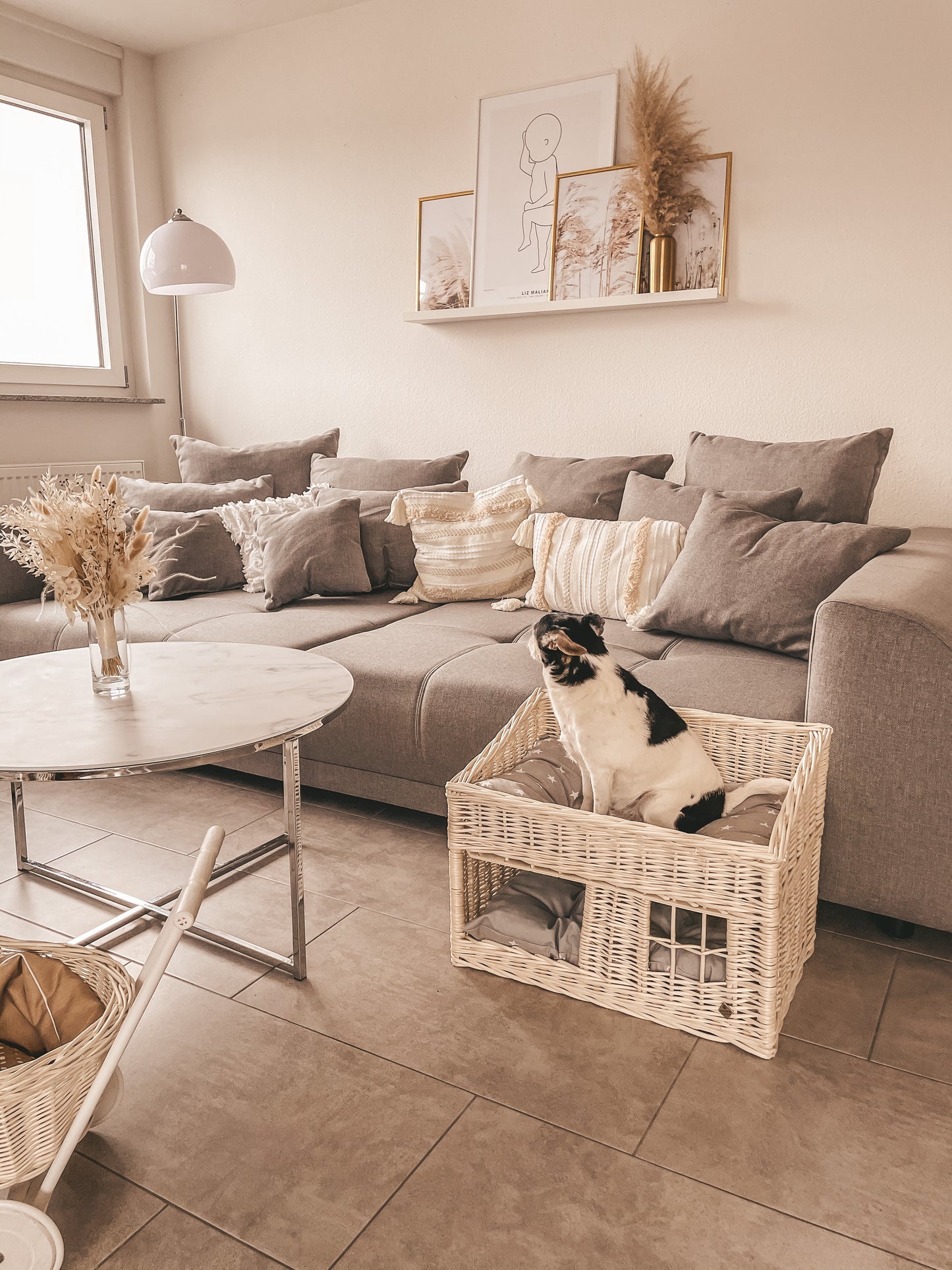 Estrella wiklinowy domek dla kota z szarymi poduszkami, dwupoziomowy z okienkiem TheWickerStories