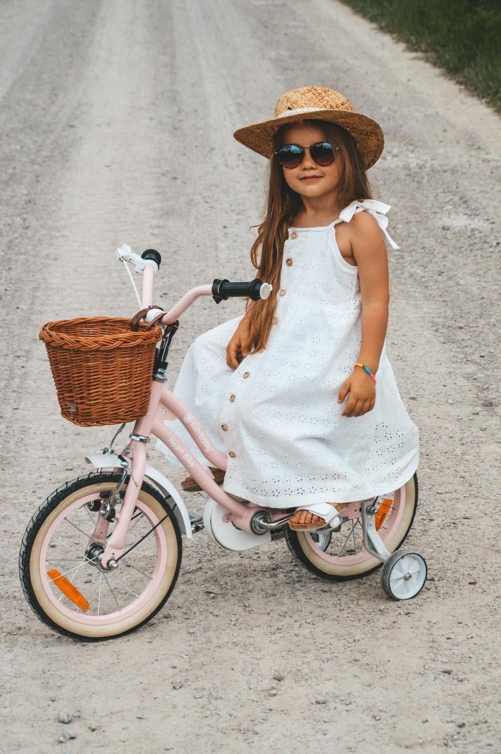 Paulus wiklinowy koszyczek rowerowy z paskami TheWickerStories